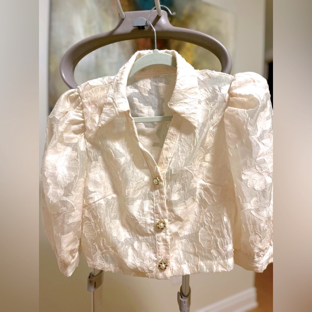 FREE w/purchase S/M Floral Puff Sleeve Blouse cream